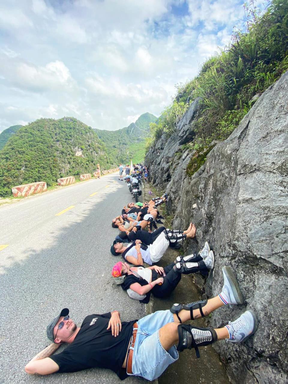 Lazy Cat Homestay - Motorbikes Rental & Tours Ha Giang Esterno foto